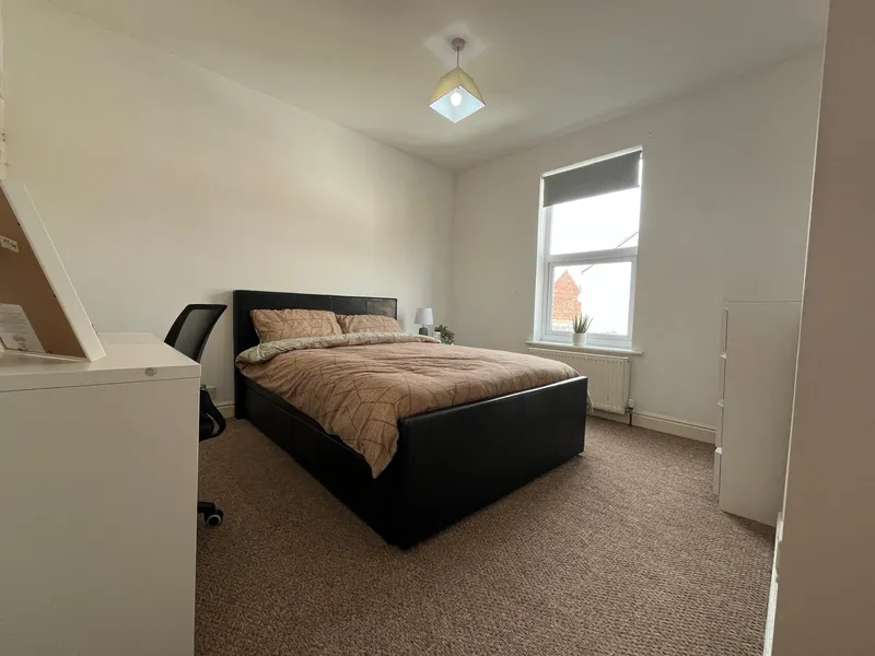 St Andrews St // Large 2 Bed // JULY 2026 - Image 9